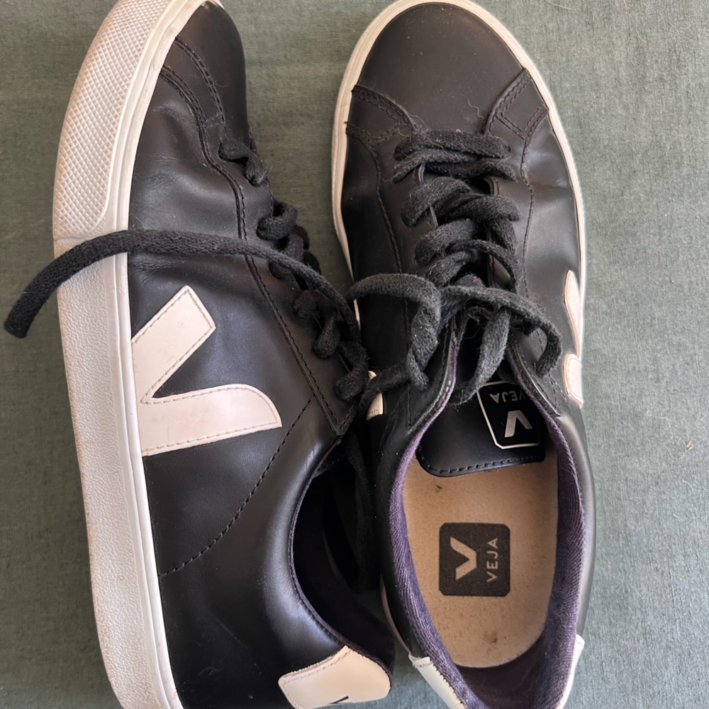 Women’s 9 Black Leather Veja Sneakers